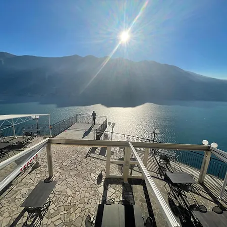 Terrazza Del Brivido, Paradiso Szálloda