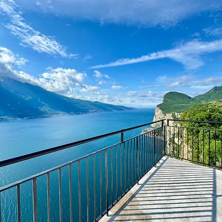 Terrazza Del Brivido, Paradiso Szálloda